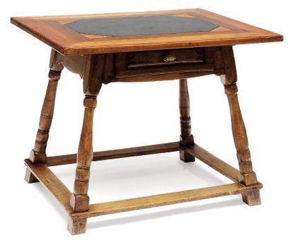 null Petite table en bois fruitier clair à plateau rectangulaire, ouvrant à un tiroir...