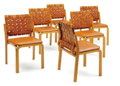 ALVAR AALTO (1898-1976) Suite de six chaises à assises garnies de cuir havane et...