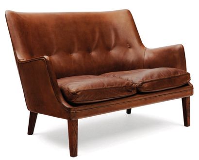 ARNE VODDER (1902-1971) Sofa à assise composée de deux larges coussins, dossier et...