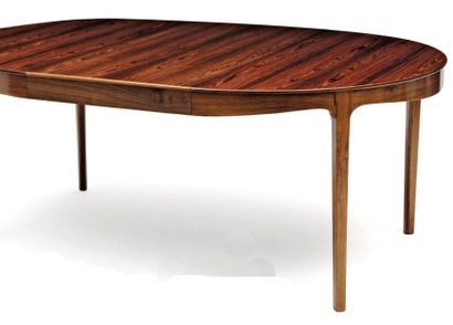 OLE WANSCHER (1903-1985) Table de salle à mangerà plateau de forme ovoïde en palissandre...