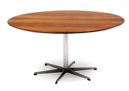 ARNE JACOBSEN (1902-1971) Table de salle à manger de forme circulaire en palissandre...