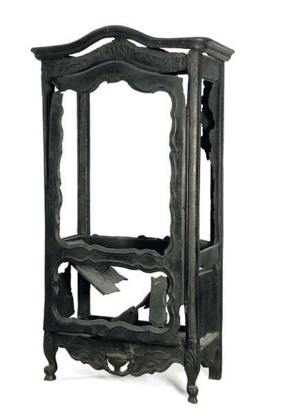 ARMAN (1928-2005) The Day after, Open space, 1984 Vitrine calcinée. Bronze à patine...