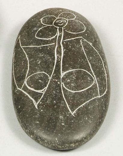 PABLO PICASSO (1889-1973) Buste féminin, Plage de Golfe Juan Galet gravé. Pièce unique...
