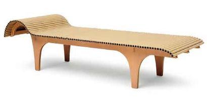 SHIGERU BAN (NÉ EN 1957) chaise longue à assise composée d'une succession d'étroits...