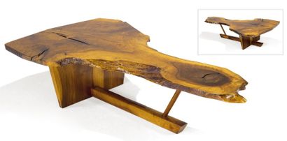 GEORGE NAKASHIMA (1905-1990) Table basse en noyer américain, à plateau de forme libre...