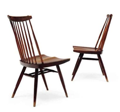 George NAKASHIMA (1905-1990) Paire de chaises en bois naturel à dossier à barreaux,...