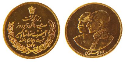 MOHAMMED REZA PAHLAVI (1941-1979) Grande médaille d'or (82 g.) datée 2536 aux bustes...