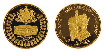 MOHAMMED REZA PAHLAVI (1941-1979) Médaille d'or sur flan bruni (25 g.) aux bustes...
