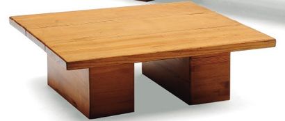 ILMARI TAPIOVAARA (1914-1999) Table basse en teck à plateau carré formé de trois...