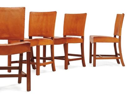 KAARE KLINT (1888-1954) Suite de quatre chaises à assise et dossier garnis de cuir...