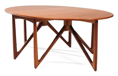 KURT ØSTERVIG (1912-1986) Table de salle à manger à plateau ovale en teck à deux...