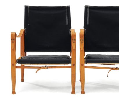 KAARE KLINT (1888-1954) Paire de fauteuils « Safari » à assise et dossier en toile...