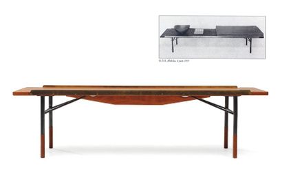 FINN JUHL (1912-1989) Banc ou Table basse à plateau en teck reposant sur quatre pieds...
