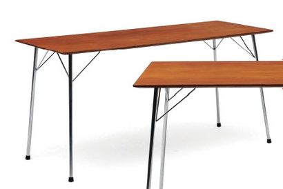 ARNE JACOBSEN (1902-1971) Table à plateau rectangulaire en teck reposant sur quatre...