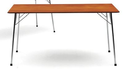ARNE JACOBSEN (1902-1971) Table à plateau rectangulaire en teck reposant sur quatre...