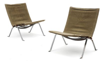 POUL KJAERHOLM (1929-1980) Paire de fauteuils « PK22 » à assises et dossiers en tissu...