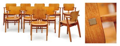 ILMARI TAPIOVAARA (1914-1999) Suite de dix chaises « domus » en bouleau massif, à...