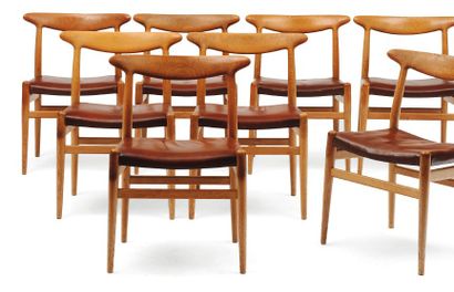 HANS J. WEGNER (1914-2007) Suite de huit chaises assise en cuir marron et dossier...
