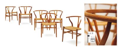 HANS J. WEGNER (1914-2007) Suite de six chaises « Y » en Chêne, à assises en corde...