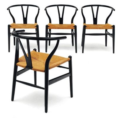 HANS J. WEGNER (1914-2007) Suite de quatre chaises « Y » en bois laqué noir à assise...