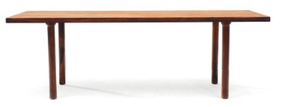 HANS J. WEGNER (1914-2007) Table basse rectangulaire à plateau en palissandre, reposant...