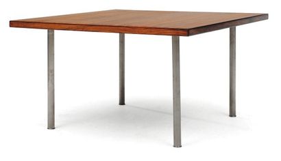 HANS J. WEGNER (1914-2007) Table basse à plateau carré en palissandre reposant sur...