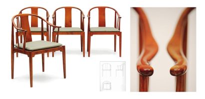 HANS J. WEGNER (1914-2007) Suite de quatre chaises « china » à assise garnie de draps...
