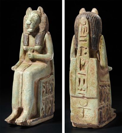 null GRANDE STATUETTE bicolore représentant la déesse Sekhmet-Bastet. Elle est assise...