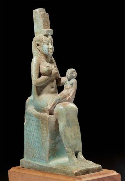 null GRANDE AMULETTE représentant Isis allaitant Horus. La déesse, assise sur un...