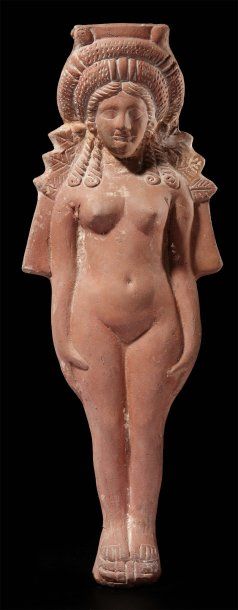 null GRANDE STATUETTE représentant la déesse Isis. Elle est nue, debout sur une courte...