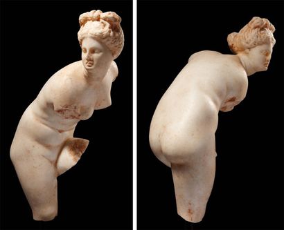 null APHRODITE À LA SANDALE. Statuette représentant la déesse Aphrodite, en nudité...