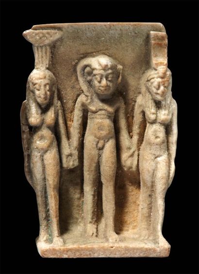 null AMULETTE représentant une triade divine. Elle associe Isis (à droite) à Nephtys...