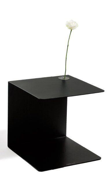 NICOLAS DESTINO Prototype Table "Vari table" composée d'une feuille de métal laqué...