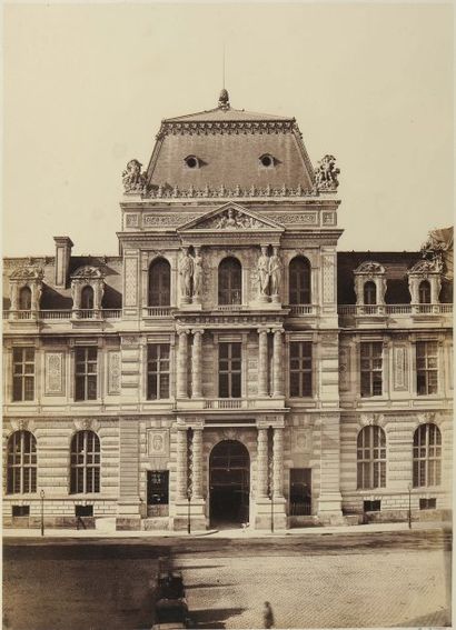 EDOUARD BALDUS (1813-1889) Façade du Louvre Tirage albuminé Tampon du photographe...