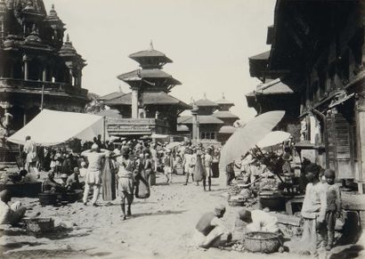 null Lot de photographies sur le Népal, circa 1925-1930 : architectures, vues urbaines,...