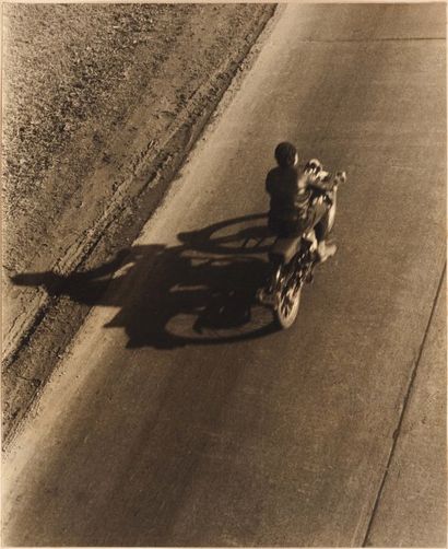 RAUL DI GIULIO (ARGENTINE 1912-2006) Por su Mano, le motard Ancien tirage argentique...