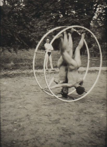 WILLY KESSELS (1898-1974) Camp de nudiste à Linkebeek, 1931. Tirage argentique en...