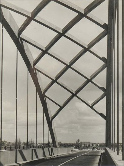 VICTOR GUIDALEVITCH (1892-1962) Pont métallique, circa 1935 Tirage argentique Tampon...