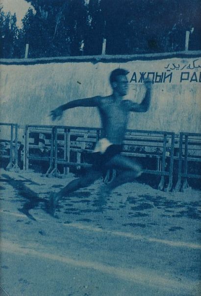 ECOLE RUSSE DES ANNÉES TRENTE. Le sprinter, circa 1929. Cyanotype daté 29 au dos....