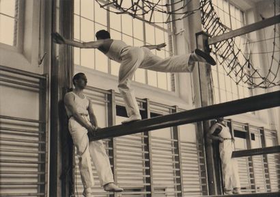 WILLY KESSELS (1898-1974) Les gymnastes, 1937. Tirage argentique en noir et blanc...