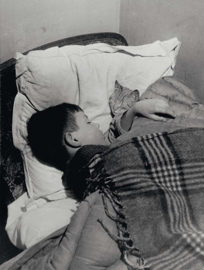WILLY RONIS (1910-2009) Vincent et le chat, 1947 Tirage argentique en noir et blanc,...