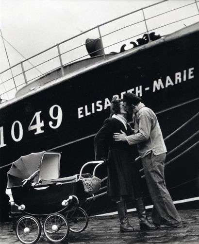 WILLY RONIS (1910-2009) Le départ du morutier, Fécamp 1949 Tirage argentique en noir...