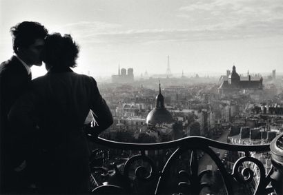 WILLY RONIS (1910-2009) Les amoureux de Bastille, Paris 1957 Tirage argentique en...