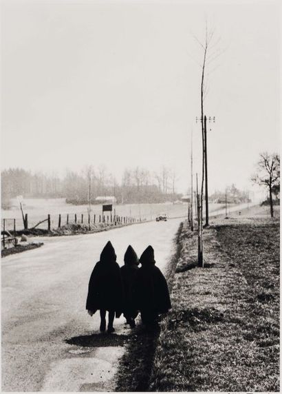 WILLY RONIS (1910-2009) Sur une route de Lorraine, vers 1954 Tirage argentique postérieur...