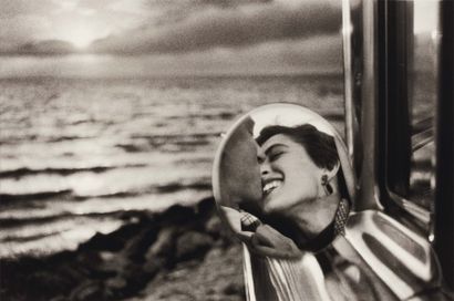 ELLIOTT ERWITT (NÉ EN 1928) California, le baiser, 1955 Tirage argentique noir et...