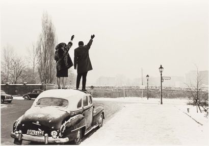 LÉON HERSCHTRITT (NÉ EN 1936) Noël à Berlin, 1961 Tirage argentique en noir et blanc,...