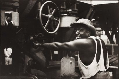 HENRI CARTIER-BRESSON (1908-2004) Sucrerie à Cuba, 1963. Tirage argentique en noir...