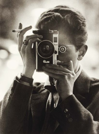 LÉON HERSCHTRITT (NÉ EN 1936) Autoportrait, 1959 Tirage argentique en noir et blanc,...