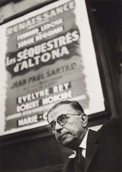 PABLO VOLTA (1926) Jean-Paul Sartre devant l'affiche « Les séquestrés d'Altona »,...