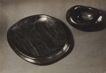 PIERRE JAHAN (1909-2003) Alexandre Noll, objets sculptés circa 1948. Deux tirages...